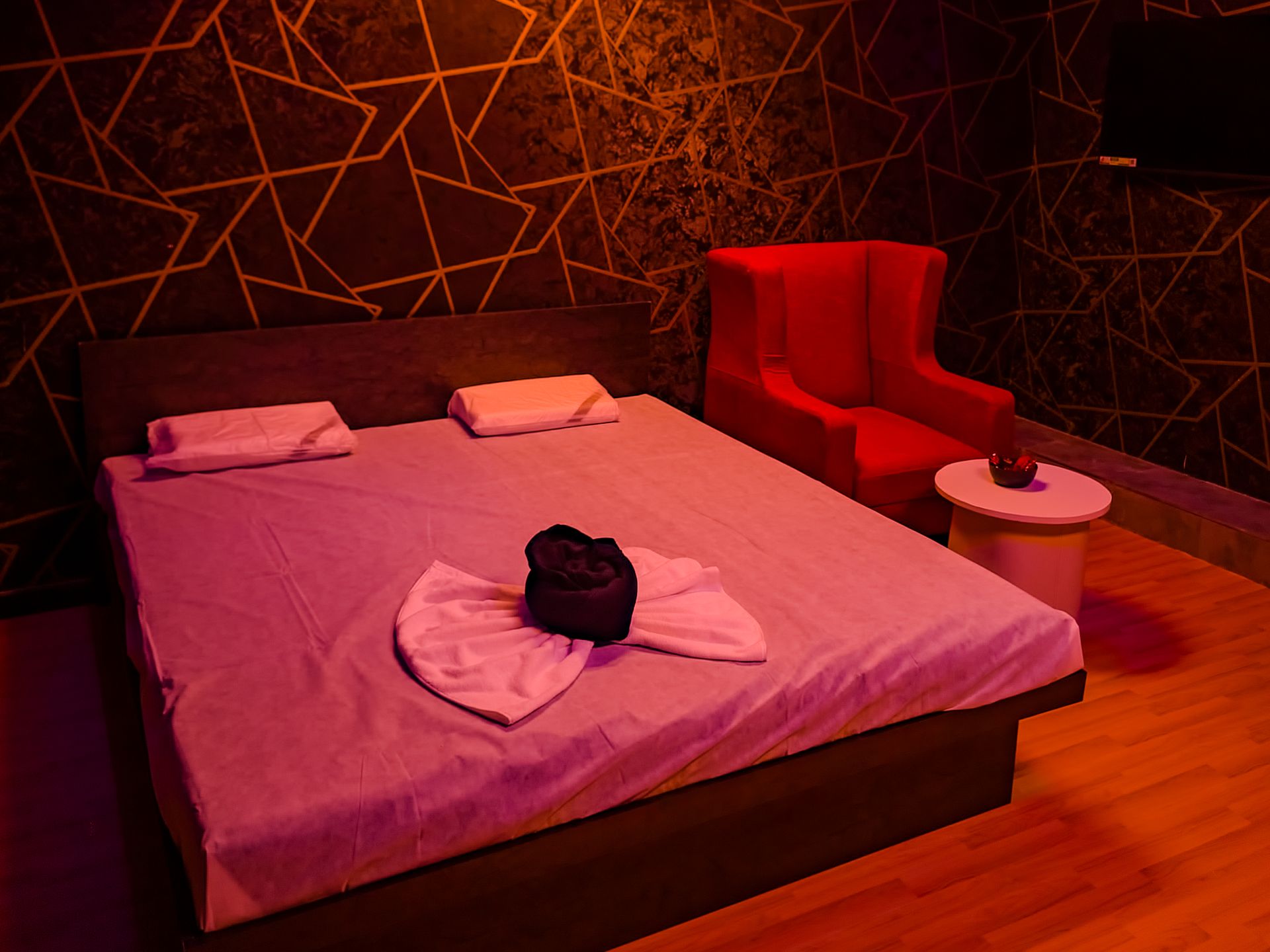 Couple room with warm red lighting at Aurora International Spa