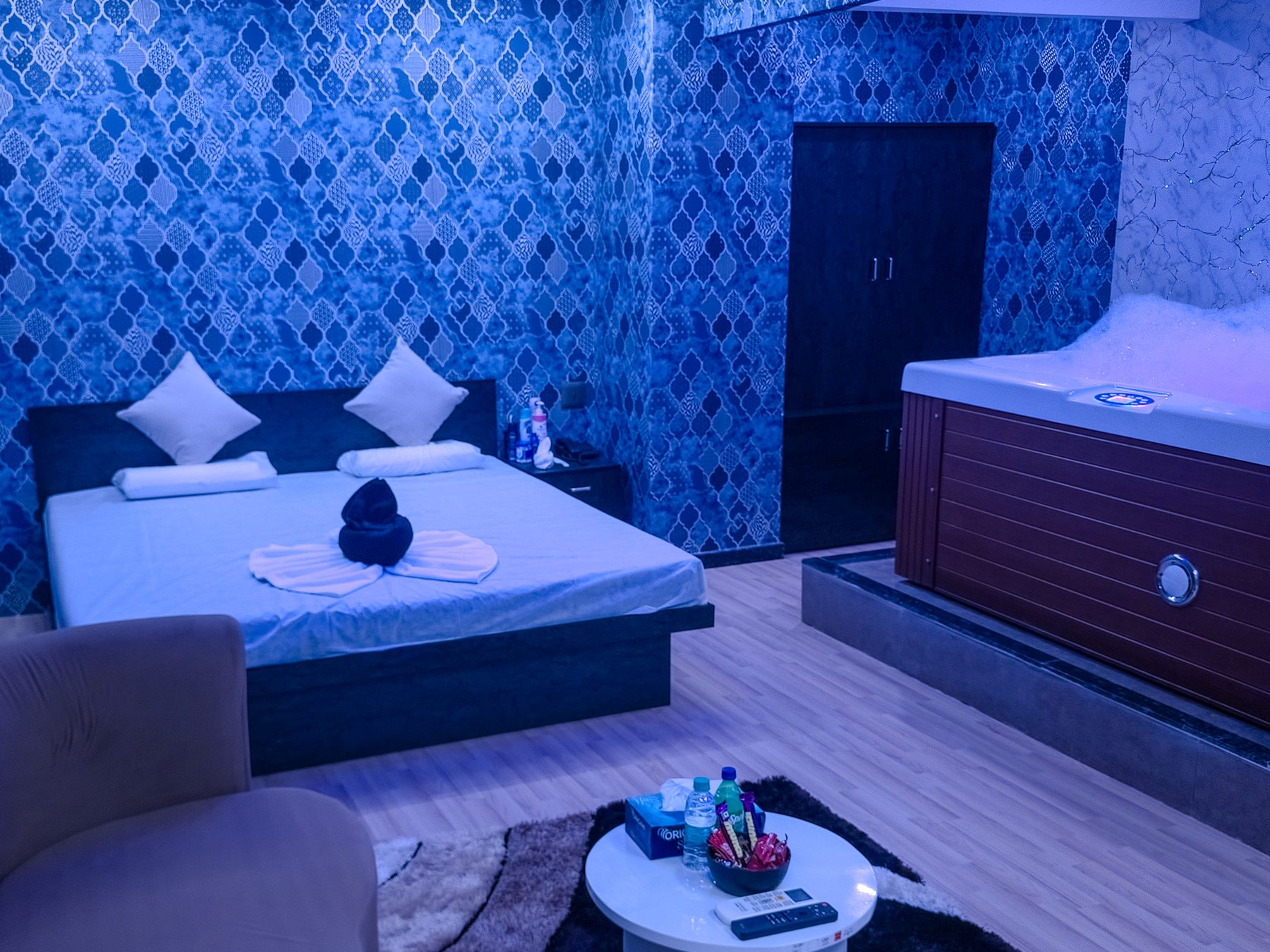 VIP room with private jacuzzi at Aurora International Spa
